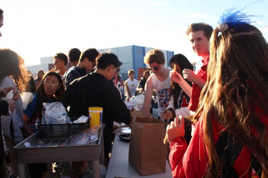 DHS students enjoy the tailgate. 