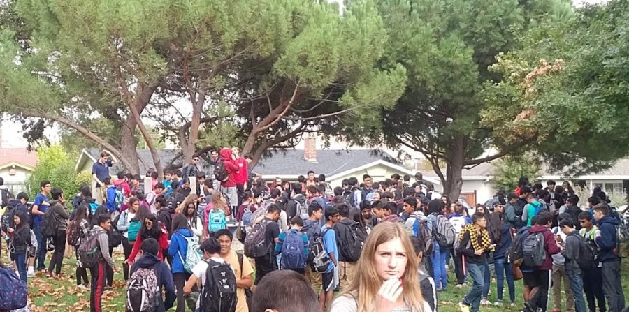 Students walk toward Kolb Park.