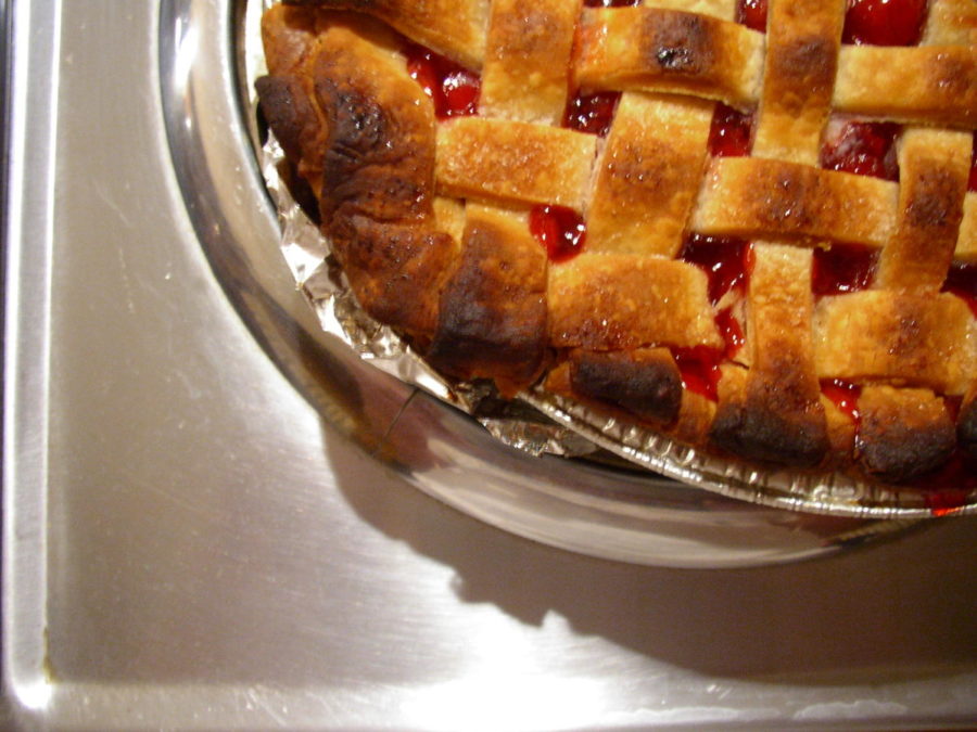 A cherry pie prepared for a Christmas dinner (Photo courtesy of FreeImages)