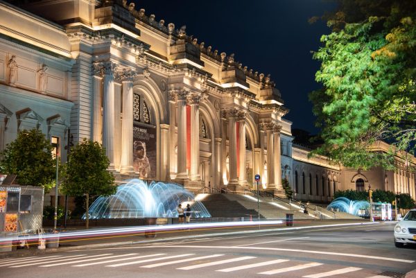 Water fountains sparkling around the Metropolitan Museum of Art in the night.